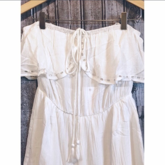 Lush Halter Popover Eyelet Romper | Ivory - Picture 5 of 6